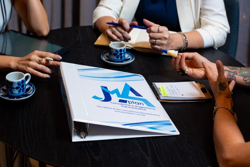Pasta institucional JMA Plan em reunião com cliente